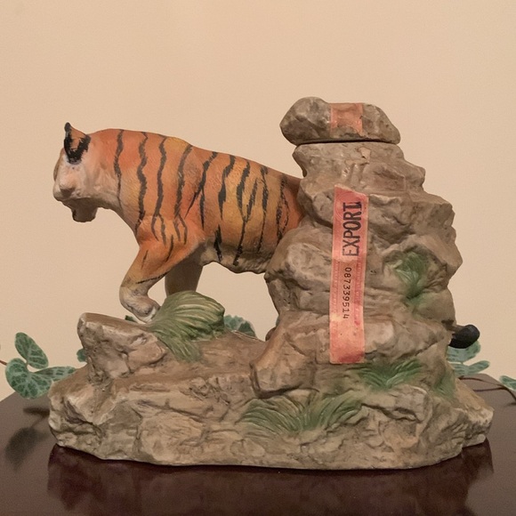 📌 Empty EZRA BROOKS Tiger Decanter - Genuine Heritage China Liquor Bottle - Picture 3 of 6